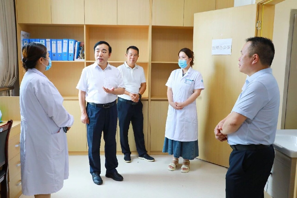 县委书记杨胜朝走访慰问一线医务工作者